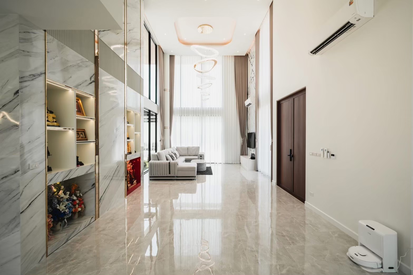 บ้านคุณฟ้า — Marble Foyer hallway